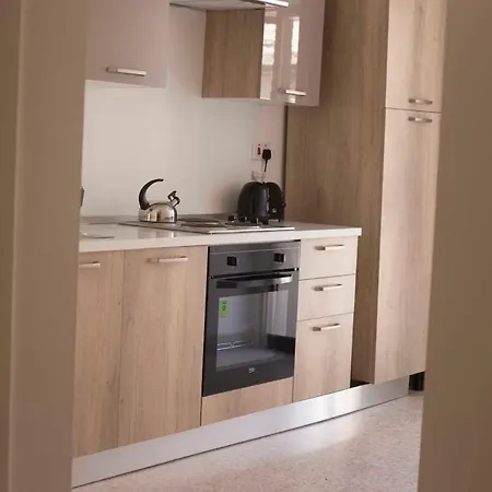 1 Bedroom Nicely Furnished In Apartament